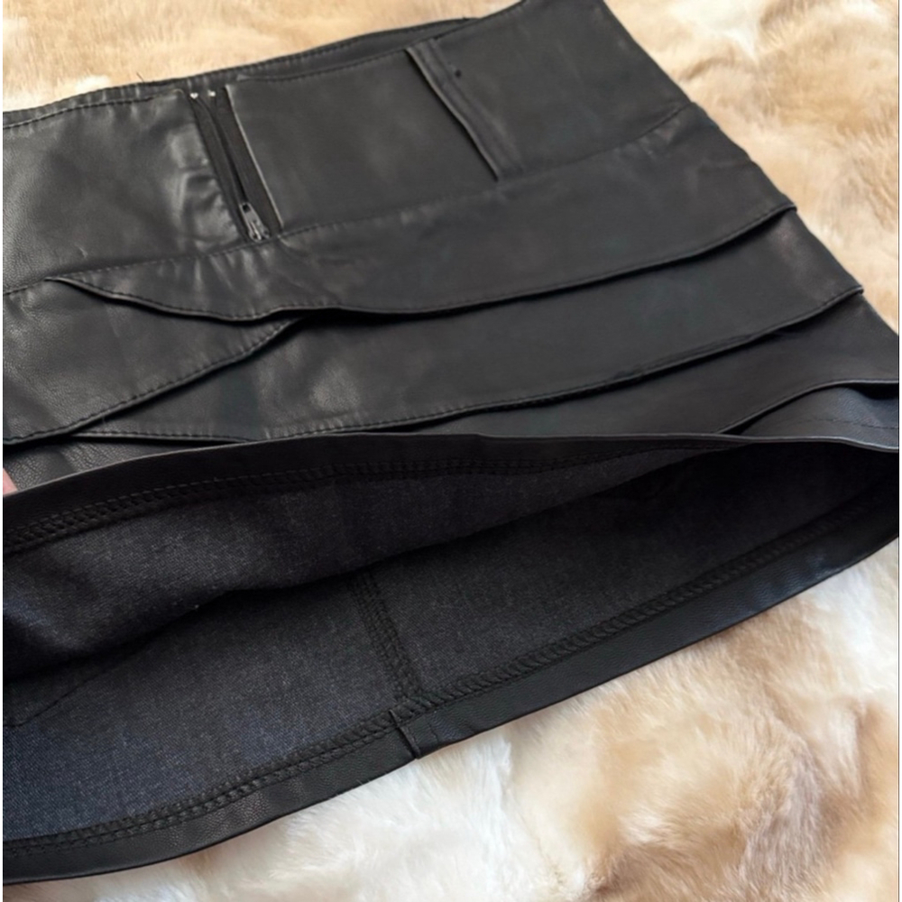 Black leather skirt - Picture 4 of 4